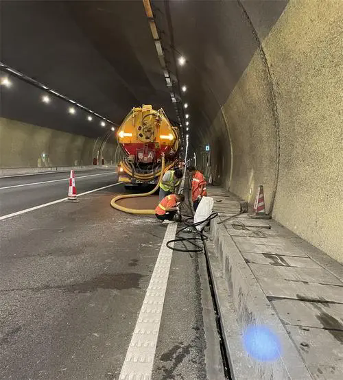 潭牛镇隧道排水渠清淤